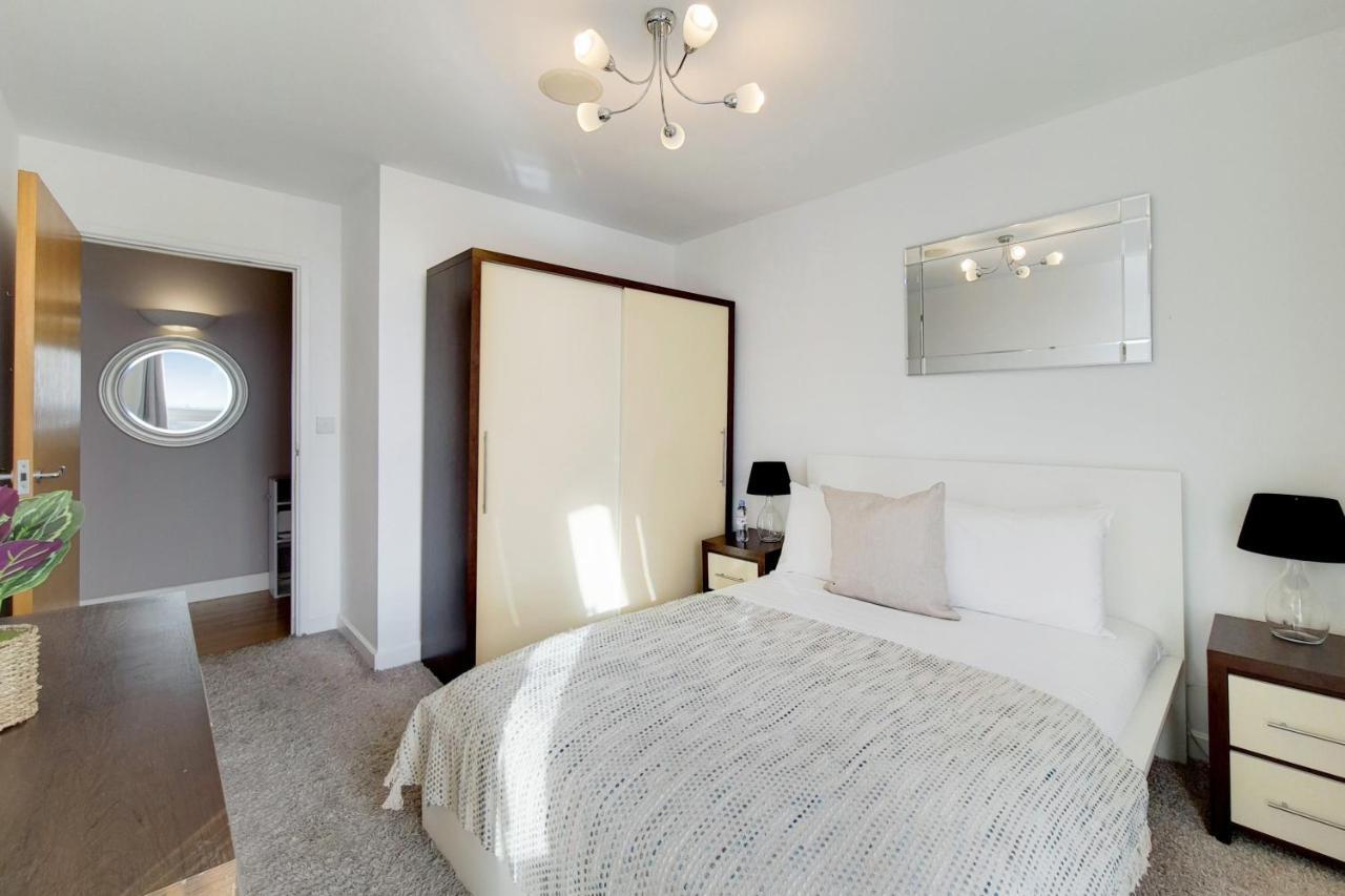 Deluxe Three Bedroom Apartment By London Excel Stays Exterior foto