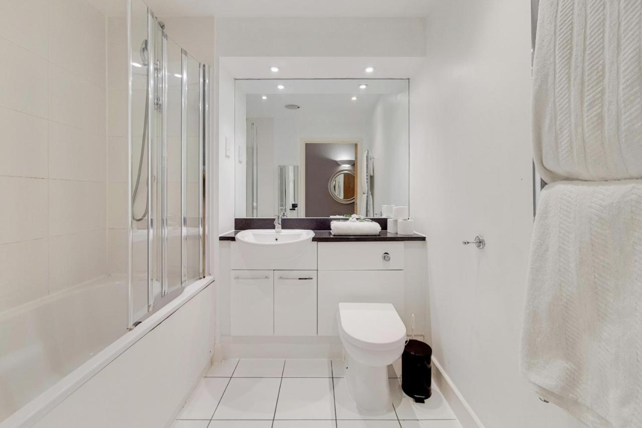 Deluxe Three Bedroom Apartment By London Excel Stays Exterior foto
