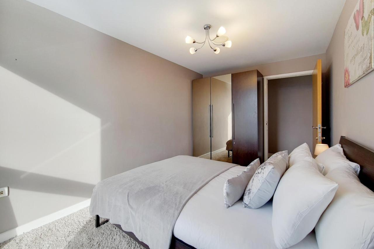 Deluxe Three Bedroom Apartment By London Excel Stays Exterior foto