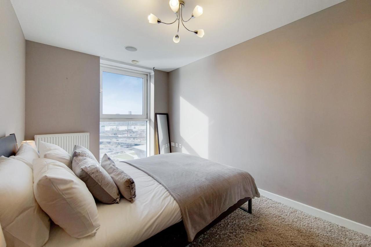 Deluxe Three Bedroom Apartment By London Excel Stays Exterior foto